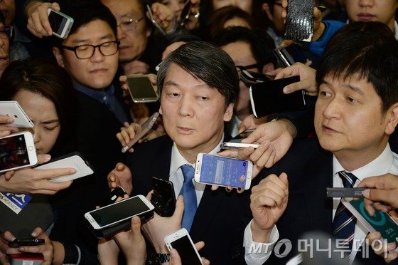 당 혁신과 지도체제 개편 문제 등을 놓고 문재인 대표와 갈등을 빚어온 새정치민주연합 안철수 전 공동대표가 13일 서울 여의도 국회 정론관에서 열린 기자회견에서 탈당을 공식 선언한 뒤 취재진의 질문에 답하고 있다. 안 전 대표는 이 자리에서 "안에서 도저히 안된다면 밖에서라도 강한 충격으로 변화를 이끌어내야 한다. 한 치 앞도 내다볼 수 없는 캄캄한 절벽 앞에 지금 제가 선택할 수 있는 가장 어려운 길로 나가려고 한다"며 "정권교체를 이룰 수 있는 정치세력을 만들기 위해 모든 일을 다 할 것이다"고 밝혔다. 2015.12.13/사진=뉴스1