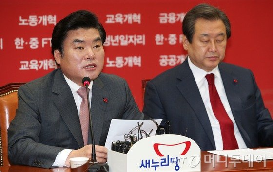 새누리당 원유철 원내대표가 14일 서울 여의도 국회에서 열린 최고위원회의에서 모두발언을 하고 있다. 원 원내대표느 이 자리에서 “안철수의 ‘철수정치’에 민생법안도 철수 위기에 놓였다”며 “안철수만 철수하는 게 아니라 그나마 남은 민심도 철수할 것”이라고 밝혔다. 2015.12.14/뉴스1  <저작권자 © 뉴스1코리아, 무단전재 및 재배포 금지>