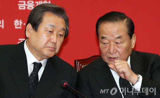 새누리당 김무성 대표와 서청원 최고위원. 이들은 공천 특위 위원장 자리를 놓고 대치해왔다. /사진= 뉴스1