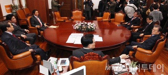 국회 정치개혁특별위원회 활동 시한이자 4·13 총선 예비후보 등록 개시일인 15일 정의화 국회의장과 여야 지도부가 국회의장 집무실에서 열린 선거구 획정 최종 담판회동에 참석하고 있다.2015.12.15/뉴스1  <저작권자 © 뉴스1코리아, 무단전재 및 재배포 금지>