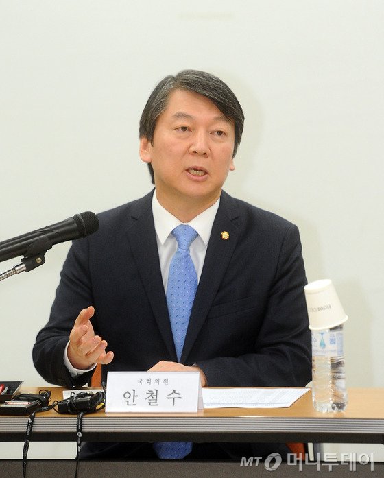 새정치민주연합을 탈당한 안철수 의원이 15일 오후 부산 부경대학교 용당캠퍼스 청년창업지원센터를 찾아 청년 창업가들과의 간담회를 가지고 있다. 2015.12.15/뉴스1  <저작권자 © 뉴스1코리아, 무단전재 및 재배포 금지>