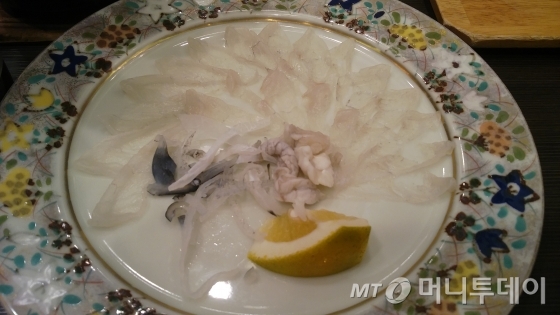 시모노세키는 일본 최대 복어 산지이다. 접시무늬가 보일정도로 얇게 뜬 복어회가 유명하다./사진=이송이기자