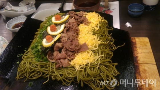 따뜻한 기와 위에 올린 면을 간장소스에 적셔 먹는 방식의 ‘카와라소바’/사진=이송이 기자