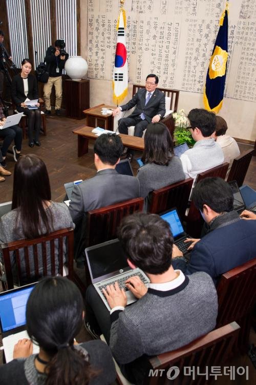 정의화 국회의장이 16일 서울 여의도 국회 의장접견실에서 기자간담회를 하고 있다. 정 의장은 이날 "현 경제상황을 국가비상사태로 볼 수 없다"며 청와대의 쟁점법안 직권상정 요청을 거부했다. 반면 선거구 획정에 대해선 여야 합의로 이뤄지지 못할 경우 "연말연시에 심사기일을 정하겠다"며 직권상정 의지를 밝혔다. 2015.12.16/뉴스1