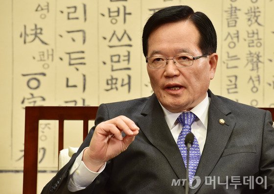 정의화 국회의장이 16일 서울 여의도 국회 의장접견실에서 기자간담회를 하고 있다. 정 의장은 이날 "현 경제상황을 국가비상사태로 볼 수 없다"며 청와대의 쟁점법안 직권상정 요청을 거부했다. 반면 선거구 획정에 대해선 여야 합의로 이뤄지지 못할 경우 "연말연시에 심사기일을 정하겠다"며 직권상정 의지를 밝혔다. 2015.12.16/뉴스1 <저작권자 © 뉴스1코리아, 무단전재 및 재배포 금지>