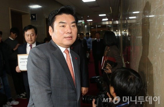 새누리당 원유철 원내대표가 16일 서울 여의도 국회에서 정의화 국회의장에게 경제활성화법 등 주요법안의 직권상정을 촉구하는 소속 의원 157명 명의의 결의문을 전달하기 위해 국회의장실로 들어서고 있다. 2015.12.16/뉴스1 <저작권자 © 뉴스1코리아, 무단전재 및 재배포 금지>