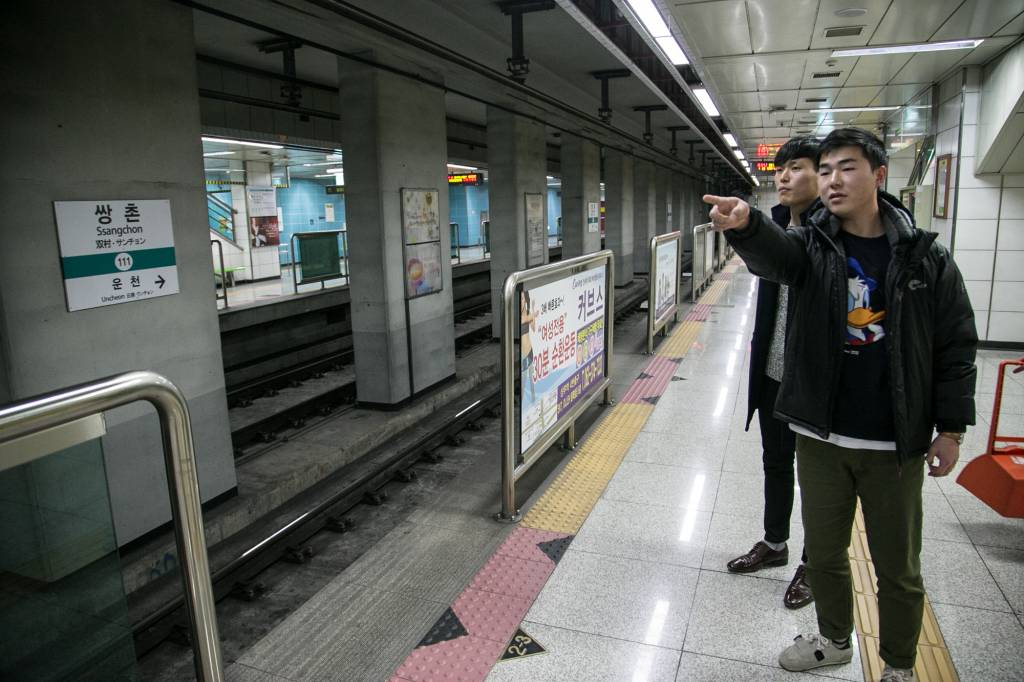 김영택,이정욱씨가 당시의 사고 상황을 설명하고 있다. 두사람이 서있는 곳이 사고지점이다.