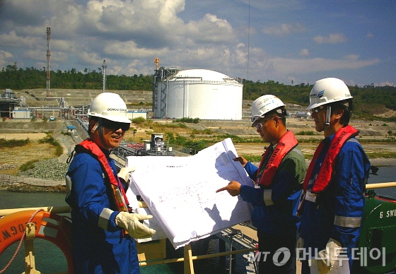 인도네시아 술라웨시주 누욱 인근에 위치한 동기-세노로 액화천연가스(DS LNG)플랜트에서 김점수 한국가스공사 기획본부장(왼쪽)과 최상만 DS LNG 프로세스 엔지니어(가운데), 이근우 DS LNG 기획이사가 설비운영상황을 점검하고 있다./사진=유영호기자 yhryu@