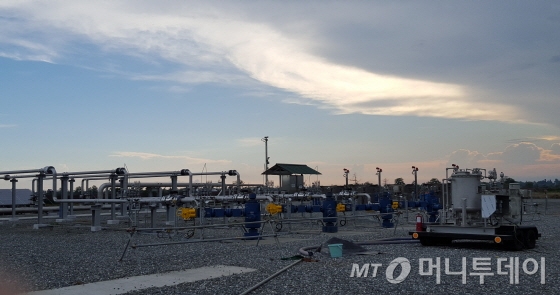 인도네시아 술라웨시주 누욱 인근에 위치한 세노로 가스전의 생산정(well) 모급. 각각의 생산정에서 나온 천연가스를 중앙처리시설로 보내져 불순물을 제거한 뒤 액화천연가스(LNG)플랜트로 투입된다./사진=유영호기자 yhryu@