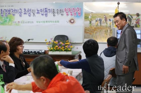 ▲노인돕기 일일찻집을 운영중인 박성필 회장