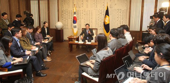 정의화 국회의장이 16일 서울 여의도 국회 의장접견실에서 기자간담회를 하고 있다. 정 의장은 이날 "현 경제상황을 국가비상사태로 볼 수 없다"며 청와대의 쟁점법안 직권상정 요청을 거부했다. 반면 선거구 획정에 대해선 여야 합의로 이뤄지지 못할 경우 "연말연시에 심사기일을 정하겠다"며 직권상정 의지를 밝혔다. 2015.12.16/뉴스1 <저작권자 © 뉴스1코리아, 무단전재 및 재배포 금지>