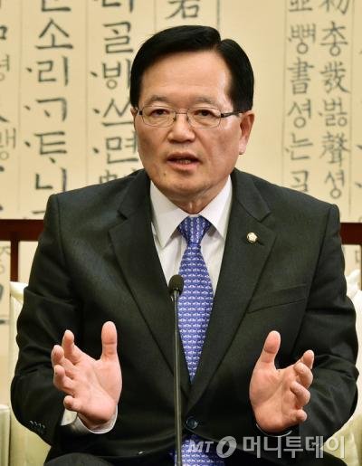 정의화 국회의장이 16일 서울 여의도 국회 의장접견실에서 기자간담회를 하고 있다. 정 의장은 이날 "현 경제상황을 국가비상사태로 볼 수 없다"며 청와대의 쟁점법안 직권상정 요청을 거부했다. 반면 선거구 획정에 대해선 여야 합의로 이뤄지지 못할 경우 "연말연시에 심사기일을 정하겠다"며 직권상정 의지를 밝혔다. 2015.12.16/뉴스1