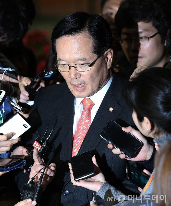선거구 획정안과 쟁점법안 직권상정 여부를 놓고 정국이 요동치고 있는 가운데 정의화 국회의장이 17일 오후 서울 여의도 국회 본청으로 들어서며 정국 현안에 대한 입장을 밝히고 있다. /사진=뉴스1