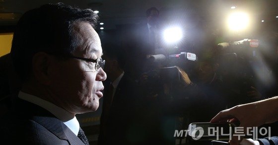 쟁점법안 직권상정 불가 입장을 고수하고 있는 정의화 국회의장이 18일 서울 여의도 국회 본청으로 출근하며 현안에 대한 입장을 밝히고 있다. 2015.12.18/뉴스1