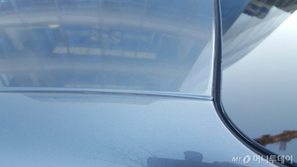 제네시스 EQ900의 루프 부문. 고무 패킹을 넣는 대신 레이저 용접 방법을 사용해 차의 강성을 높이고 소음을 줄였다. /양영권 기자