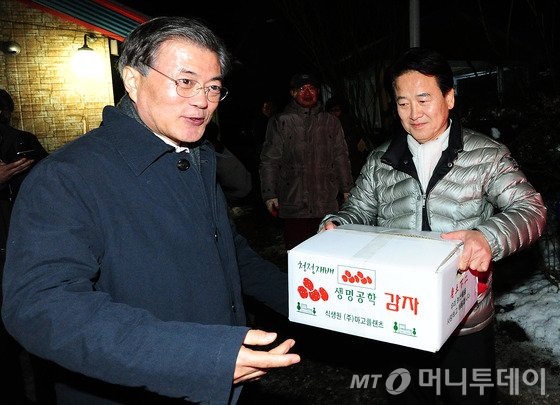 문재인 새정치민주연합 대표가 18일 오후 전북 순창군 복흥리 정동영 전 장관의 자택에서 정 전 장관과 비공개 회담을 마치고 밖으로 나와 감자를 받고 있다. 2015.12.18/뉴스1   <저작권자 © 뉴스1코리아, 무단전재 및 재배포 금지>