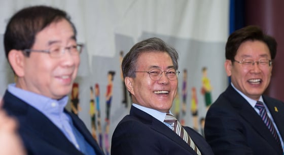 문재인 새정치민주연합 대표가 20일 서울 여의도 국회 의원회관에서 열린 '박근혜정부 복지 후퇴 저지' 토크콘서트에서 밝게 웃고 있다. 왼쪽부터 박원순 서울시장, 문 대표, 이재명 성남시장./사진=뉴스1