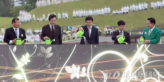 산림청으로부터 제1호로 지정받은 순천만정원 국가정원 지정 선포식이 5일 황교안 국무총리와 이낙연 전라남도지사, 신원섭 산림청장, 조충훈 순천시장, 이정현·김광진 국회의원을 비롯해 순천시민 등 2만여 명이 참석한 가운데 열렸다. (전남도 제공) 2015.9.5/사진=뉴스1