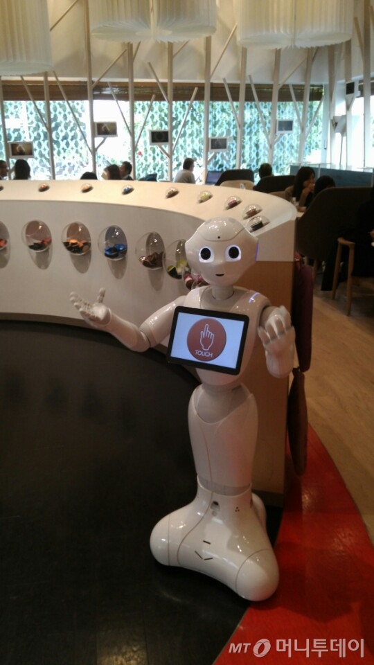 /사진=일본 도쿄 네스카페 매장에서 고객을 응대하는 소프트뱅크의 로봇 '페퍼'는 IBM 왓슨 알고리즘이 탑재돼 있다. /사진제공=머니투데이 DB