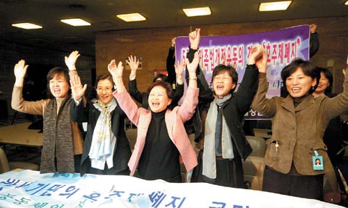 2005년 3월2일 여성계의 오랜 숙원이었던 호주제 폐지를 담은 민법 개정안이 국회를 통과하자 남인순 당시 한국여성단체연합 상임대표가 기뻐하고 있다. /사진=남인순 의원실 제공
