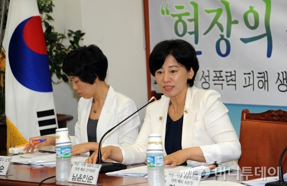 2012년 민주통합당 여성·아동 성범죄 근절 대책특위에서 남인순 의원이 토론회 사회를 보고 있다. /사진=남인순 의원실