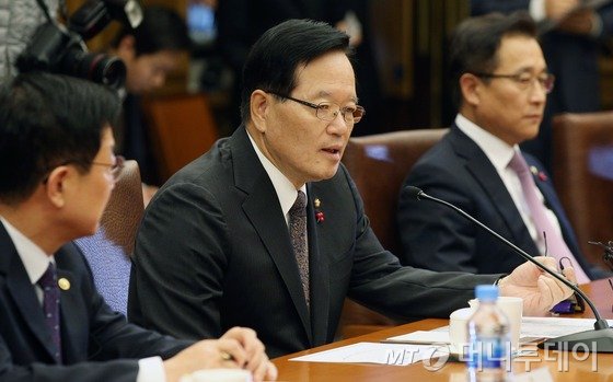 22일 서울 여의도 국회 접견실에서 열린 쟁점법안 관련 상임위원장단, 양당 간사단 회동에서 정의화 국회의장과 새누리당 원유철 원내대표, 상임위 간사들이 기념촬영을 마친 뒤 자리하고 있다. 새정치민주연합은 이날 회동에 앞서 쟁점법안 처리는 각 상임위별로 여야가 논의하고 합의할 사안이라고 주장하며 불참 의사를 밝혔다. 2015.12.22/뉴스1 <저작권자 © 뉴스1코리아, 무단전재 및 재배포 금지>