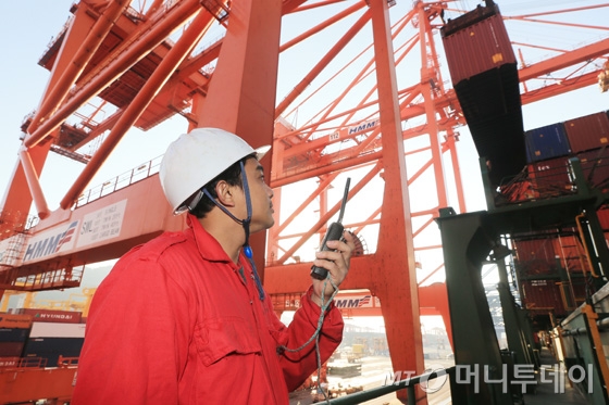 현대머큐리호 선원이 배에 수출용 컨테이너박스를 싣는 작업을 지켜보고 있다. /사진=이기범 기자