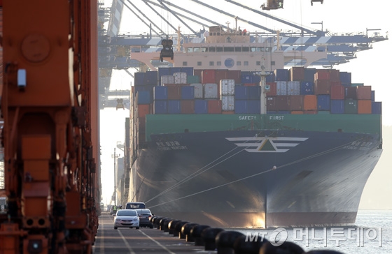 현대머큐리호에 수출용 컨테이너박스를 싣고 있느 모습. /사진=이기범 기자
