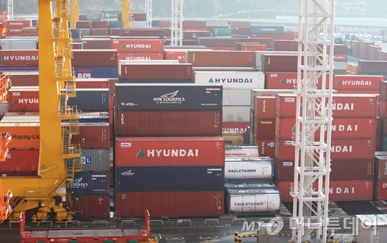 현대부산신항만 야드에 가득 쌓인 수출용 컨테이너박스. /사진=이기범 기자