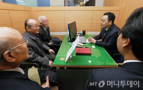 지난 3월4일 오후 대구시청 종합민원실에서 열린 헌법재판소 대구지역상담실 개소식에서 손인혁 헌법연구관이 '소년병 강제징집 등 위헌확인' 헌법소원 사건 청구인들과 상담을 하고 있다. (헌법재판소 제공) /사진=뉴스1