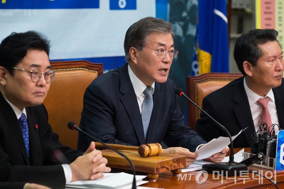 문재인 새정치민주연합 대표가 23일 최고위원회의에서 "탈당은 대의가 아니다. 분열이 승리의 길이 아니라 필패의 길이라는 것을 삼척동자도 아는 일"이라 밝혔다. 2015.12.23/뉴스1