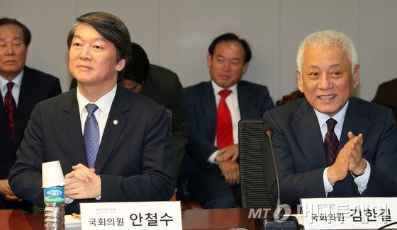 새정치민주연합 김한길, 안철수 전 공동대표가 12일 서울 여의도 국회 의원회관에서 열린 민주당의 집권을위한모임 주최 '새정치연합, 뭐가 문제인가' 토론회에 나란히 참석해 박수를 치고 있다. 2015.10.12/뉴스1