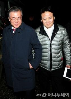 문재인 새정치민주연합 대표와 정동영 전 의원이 18일 오후 전북 순창군 복흥면 정 전 의원의 임시거처에서 회동을 마친 뒤 나서고 있다. 문 대표는 이 자리에서 정 전 의원에게 새정치민주연합으로의 복당을 요청했다.2015.12.18/뉴스1  <저작권자 © 뉴스1코리아, 무단전재 및 재배포 금지>