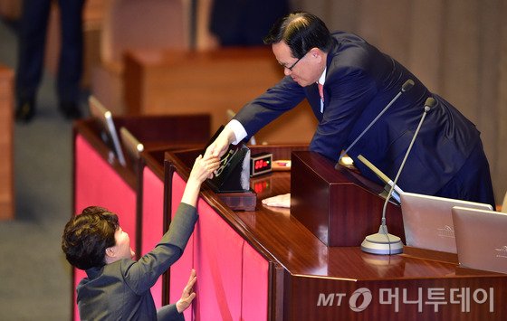 박근혜 대통령이 27일 국회 본회의에서 2016년도 예산안 시정연설을 마친 뒤 정의화 국회의장과 악수를 나누고 있다. 2015.10.27/뉴스1
