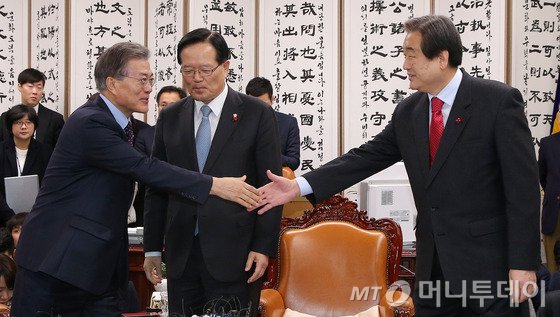 24일 오후 서울 여의도 국회에서 정의화 국회의장 주재로 열린 여야 지도부 회동에서 새누리당 김무성 대표와 새정치민주연합 문재인 대표가 인사를 나누고 있다. 2015.12.24/뉴스1 <저작권자 © 뉴스1코리아, 무단전재 및 재배포 금지>