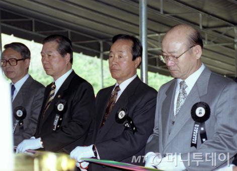 1992년 4월 13일 서울 효창공원에서 당시 전두환 전 대통령, 김영삼 민자당 총재, 김대중 국회의원, 박찬종 국회의원이 임시정부수립기념일을 맞아 순국선열7위(이동녕, 김구, 조성환, 차이석, 이봉창, 윤봉길, 백정기)가 봉안되어 있는 효창공원 의열사를 찾아 추모제를 올리고 있다. 문민시대를 열었던 김 전 대통령은 22일 오전 0시 22분 패혈증과 급성심부전으로 서울대병원에서 서거했다.(e영상역사관) 2015.11.23/뉴스1