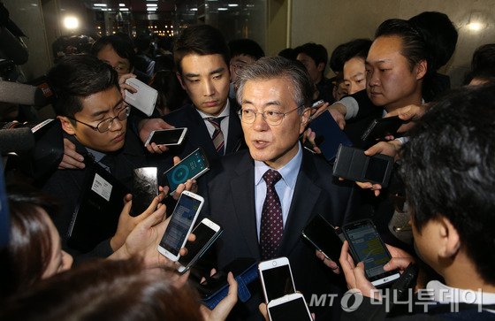 24일 오후 서울 여의도 국회에서 정의화 국회의장 주재로 선거구 획정 문제와 쟁점법안 처리를 둘러싼 여야 지도부 담판 회동을 마친 새정치민주연합 문재인 대표가 회동장을 떠나고 있다.  이날 여야는 서로 입장 차이만 확인한 채 결론을 내는 데 실패했다. 2015.12.24/뉴스1