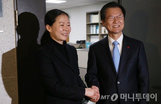 새정치민주연합 탈당을 고심 중인 권은희 의원이 24일 서울 여의도 국회 의원회관에서 천정배 의원을 찾아 회동한 뒤 취재진 앞에서 손을 잡은 채 포즈를 취하고 있다. 2015.12.24/뉴스1 <저작권자 © 뉴스1코리아, 무단전재 및 재배포 금지>