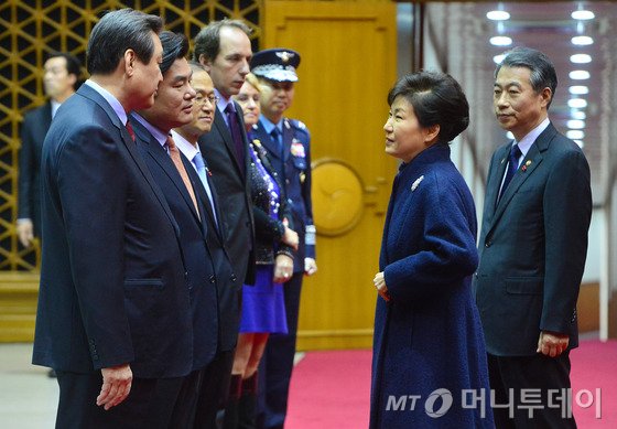 박근혜 대통령이  UN 기후변화 당사국 총회에 참석하기 위해 29일 오후 경기도 성남 서울공항을 통해 출국하며 새누리당 김무성 대표 등 환송객과 대화하고 있다. 박 대통령은 30일 프랑스 파리에서 열리는 총회에 참석한 뒤 체코, 헝가리 등 중부 유럽 4개국 정상과 회담을 할 예정이다. 2015.11.29/뉴스1  <저작권자 © 뉴스1코리아, 무단전재 및 재배포 금지>