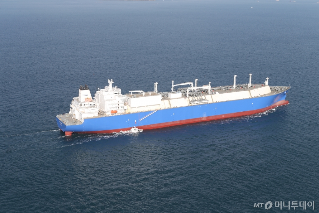 지난달 중순 거제 앞바다에서 시운전중인 티케이 LNG 1호선. 세계 최초로 PRS가 적용돼 운송중 LNG손실을 막는다. /사진=대우조선해양