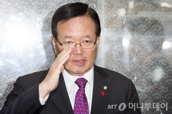 정의화 국회의장이 28일 서울 여의도 국회 본청으로 출근하며 현안에 대한 취재진의 질문에 답한 후 인사하고 있다. 2015.12.28/뉴스1
