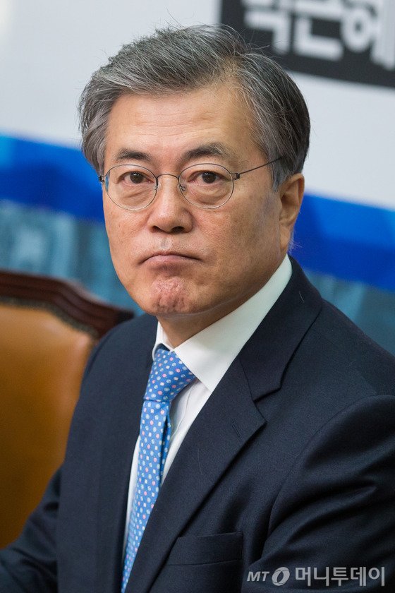 문재인 새정치민주연합 대표가 28일 서울 여의도 국회에서 열린 최고위원회의에서 모두발언을 하고 있다. 2015.12.28/뉴스1 <저작권자 © 뉴스1코리아, 무단전재 및 재배포 금지>