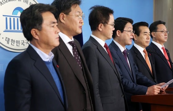 국회 기획재정위원회 정희수 위원장과 새누리당 의원들이 12월 24일 국회 정론관에서 기자회견을 열고 서비스산업발전기본법의 연내 처리를 촉구하고 있다./사진=뉴스1