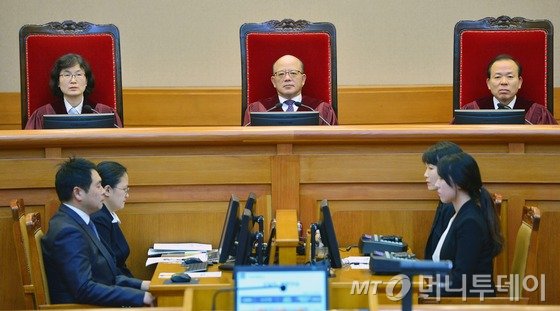 박한철 헌법재판소장을 비롯한 헌법재판관들이 12일 오후 서울 종로구 헌법재판소에서 열린 주민등록법 제7조 제3항 등 위헌소원에 대한 공개변론에 참석하고 있다. 주민등록법 제7조 제3항은 '시장·군수 또는 구청장은 주민에게 개인별로 고유한 주민등록번호를 부여해야 한다'고 규정한다. 그러나 특별한 사정이 있을 때 주민등록번호를 변경할 수 있다는 규정은 따로 두고 있지 않다. 2015.11.12/뉴스1