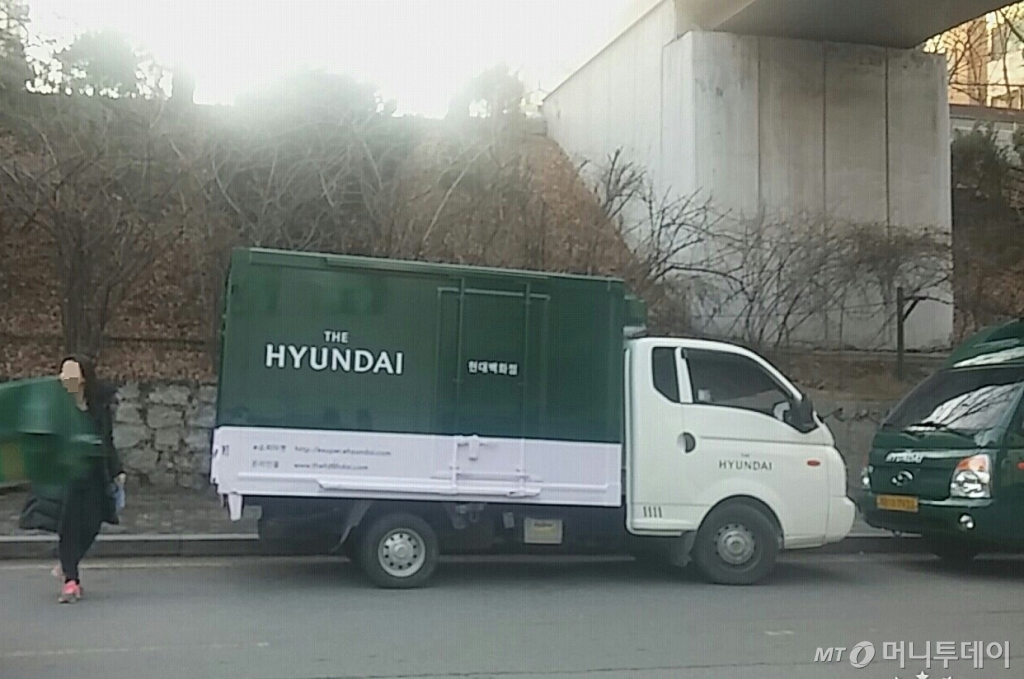 현대백화점의 새로운 BI로 래핑된 탑차