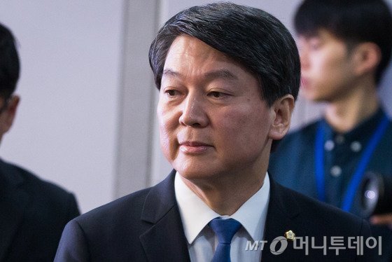 안철수 무소속 의원. 최근 머리카락를 더 짧게 친 후 세워 더 단호한 이미지를 선보이고 있다.  2015.12.21/뉴스1  <저작권자 © 뉴스1코리아, 무단전재 및 재배포 금지>