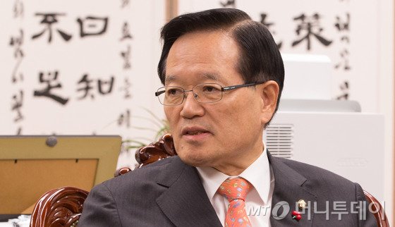 정의화 국회 의장이 27일 오후 서울 국회에서 열린 내년 4·13 총선에 적용될 선거구 획정과 쟁점 법안에 대한 합의를 도출하기 위한 2+2 회동에서 모두발언을 하고 있다./사진=뉴스1