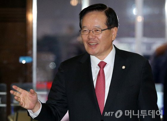 선거구 획정안에 대한 직권상정 여부가 초미의 관심사로 떠오른 가운데 정의화 국회의장이 31일 서울 여의도 국회로 출근하고 있다.이날 정 의장은 1일 0시에 선거구획정 관련 기준을 제시할 것이라고 밝혔다. 2015.12.31/뉴스1 <저작권자 © 뉴스1코리아, 무단전재 및 재배포 금지>