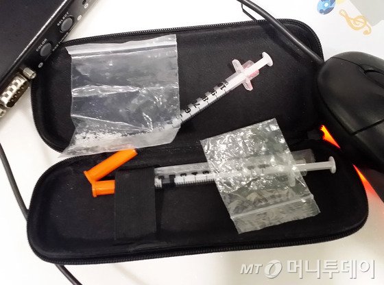 17일 7호선 상동역에서 근무하는 직원이 습득한 유실물에서 필로폰을 발견하고 범인을 역으로 유인해 경찰과 함께 붙잡았다고 서울도시철도공사가 18일 밝혔다. 역직원은 범인을 잡는데 큰 도움이 되어서 기쁘고, 앞으로도 시민들이 안전하게 지하철을 이용할 수 있도록 노력하겠다고 말했다. 사진은 범인의 필로폰과 주사기 사진. (서울시 제공) 2015.11.18/뉴스1 <저작권자 © 뉴스1코리아, 무단전재 및 재배포 금지>