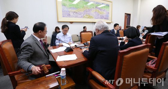 2일 오전 서울 여의도 국회에서 열린 보건복지위원회 법안심사소위원회에서 이명수 소위원장 주재로 여야 의원들이 전공의특별법, 모자보건법개정안 등에 대한 법안을 심사하고 있다. 2015.12.2/뉴스1 <저작권자 © 뉴스1코리아, 무단전재 및 재배포 금지>